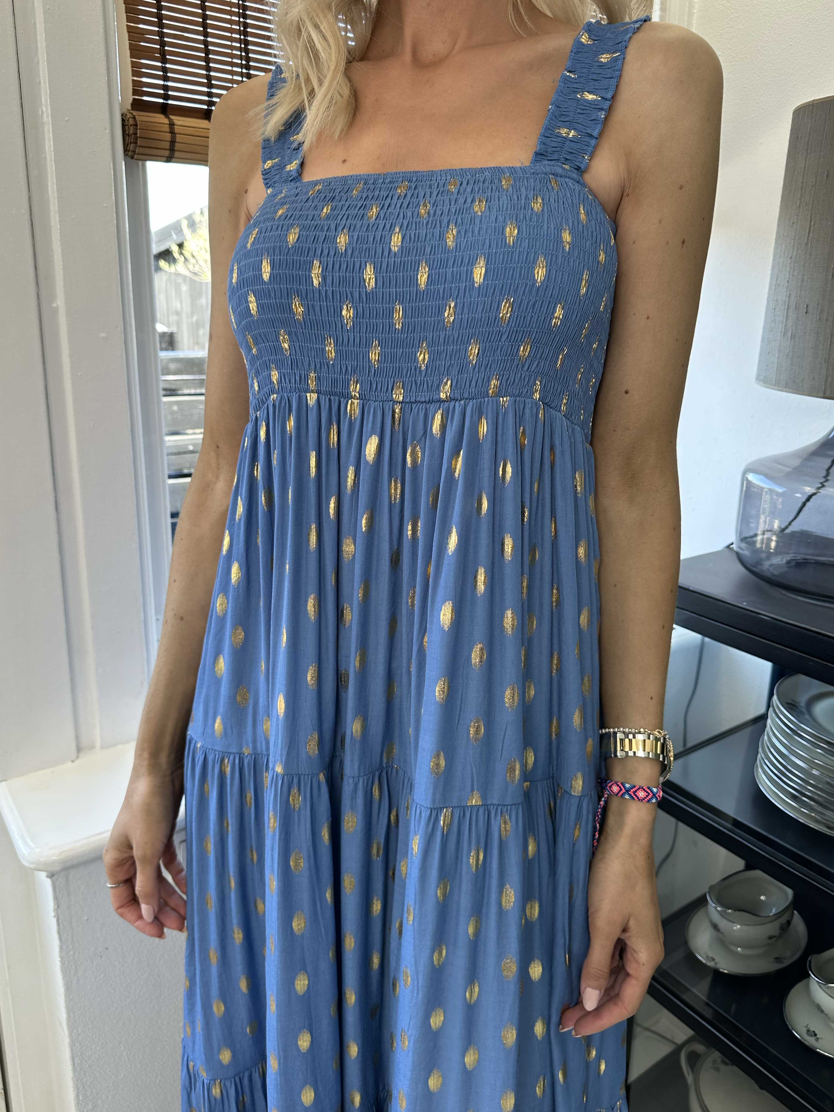 Emma - Lang kjole med smock henover brystet og guld detaljer